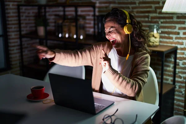 Mujer Hispana Mediana Edad Bailando Usando Laptop Por Noche Casa —  Fotos de Stock