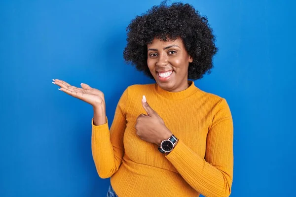 Mujer Negra Con Pelo Rizado Pie Sobre Fondo Azul Mostrando — Foto de Stock
