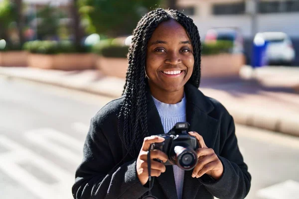 African American Woman Smiling Confident Using Professional Camera Street — Stock fotografie