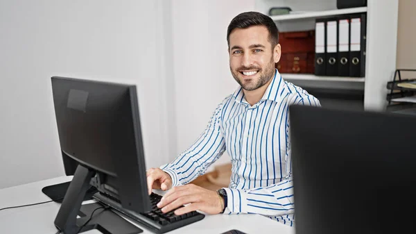 Young Hispanic Man Business Worker Using Computer Working Office — Stok fotoğraf