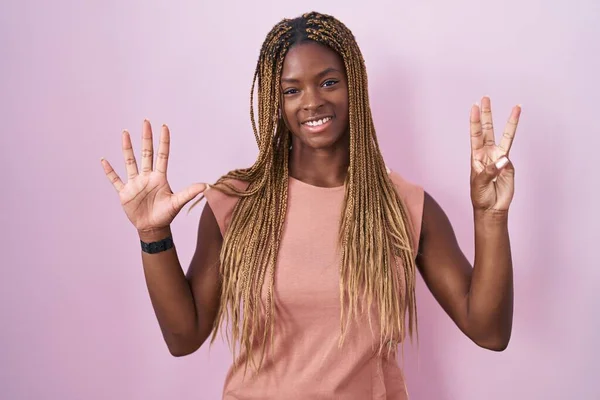 Pembe Arka Planda Örülü Saçları Olan Afro Amerikalı Bir Kadın — Stok fotoğraf