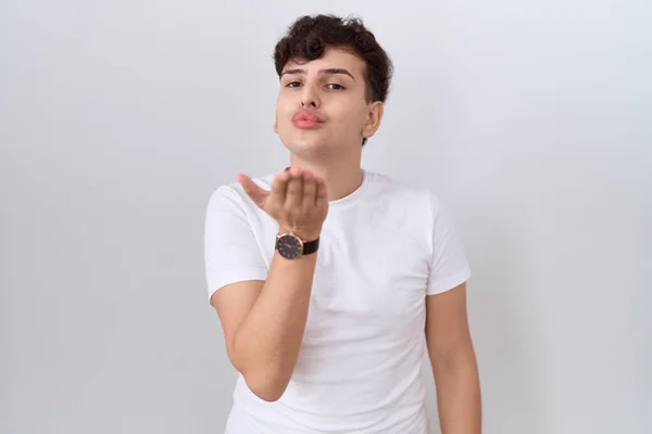 Joven Hombre Binario Vistiendo Casual Camiseta Blanca Mirando Cámara Soplando — Foto de Stock