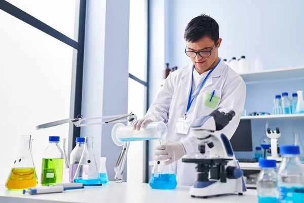 Sendromlu Adam Bilim Adamı Üniforması Giyiyor Laboratuvarda Test Tüpüne Sıvı — Stok fotoğraf