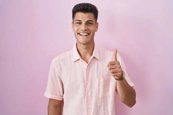 Homem Hispânico Jovem Sobre Fundo Rosa Fazendo Polegares Felizes Gesto — Fotografia de Stock