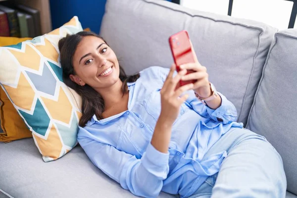 Mujer Hispana Hermosa Joven Usando Teléfono Inteligente Tumbado Sofá Casa — Foto de Stock