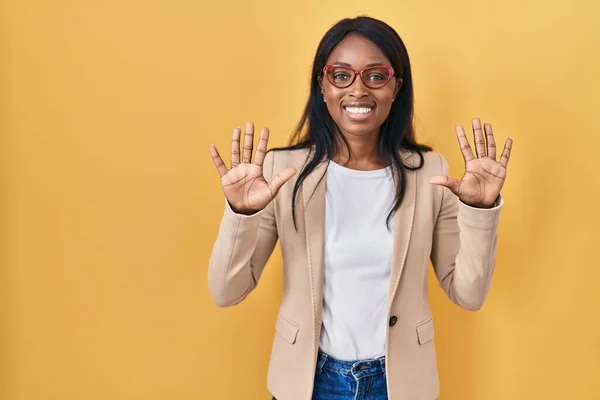 Африканська Молода Жінка Окулярах Показує Вказує Вгору Десятим Пальцем Посміхаючись — стокове фото