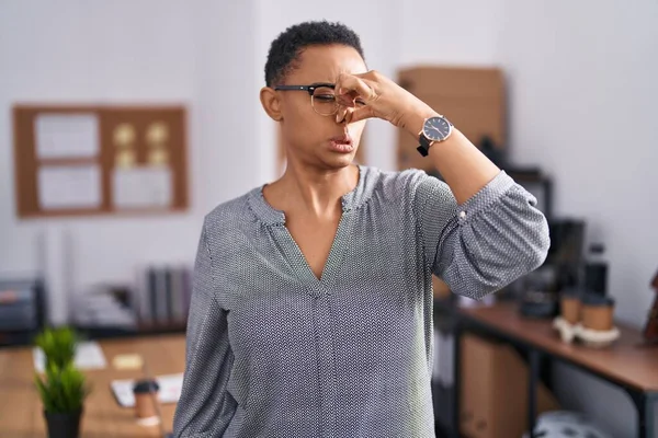 Mujer Afroamericana Que Trabaja Oficina Con Gafas Que Huelen Algo — Foto de Stock