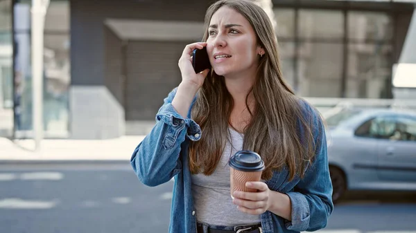 Fiatal Gyönyörű Spanyol Beszél Okostelefonon Iszik Kávét Utcán — Stock Fotó