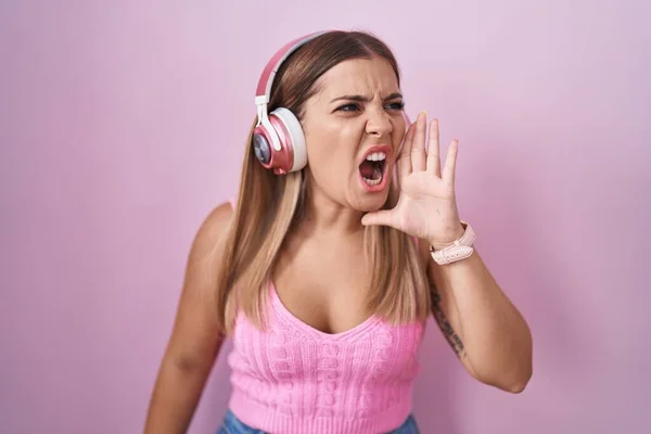 Mujer Rubia Joven Escuchando Música Usando Auriculares Gritando Gritando Fuerte — Foto de Stock