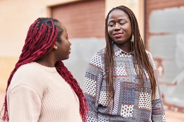 Des Amies Afro Américaines Debout Ensemble Parlant Dans Rue — Photo