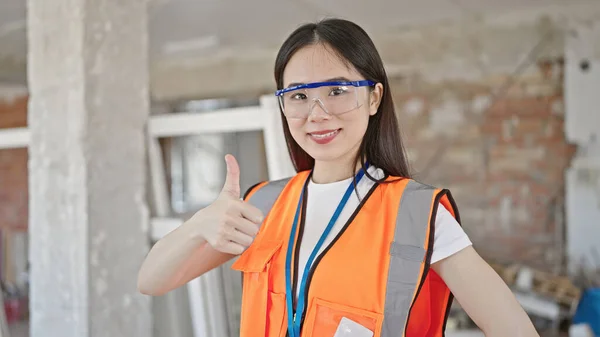 Jovem Chinês Mulher Construtor Vestindo Óculos Segurança Fazendo Polegar Até — Fotografia de Stock