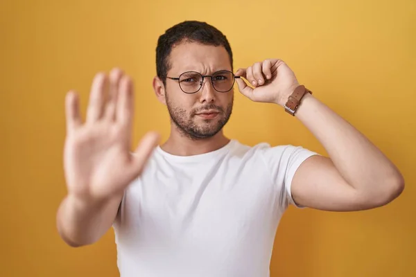 Hispanic Man Hålla Glasögon Med Öppen Hand Gör Stopp Tecken — Stockfoto