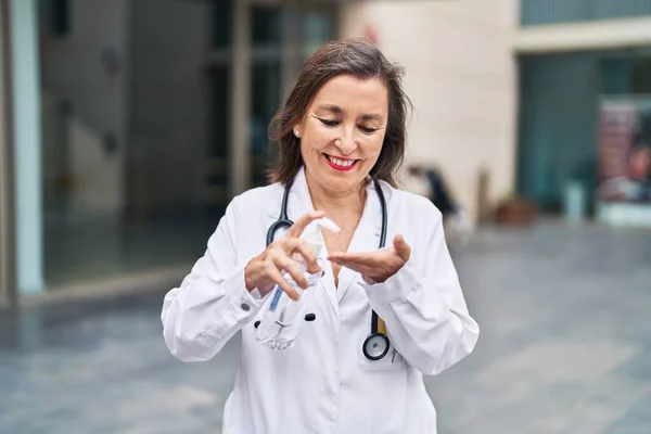 Mulher Meia Idade Vestindo Uniforme Médico Usando Mãos Gel Desinfetante — Fotografia de Stock