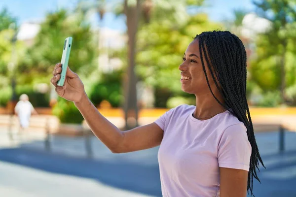Africano Americano Mulher Sorrindo Confiante Fazendo Selfie Pelo Smartphone Parque — Fotografia de Stock