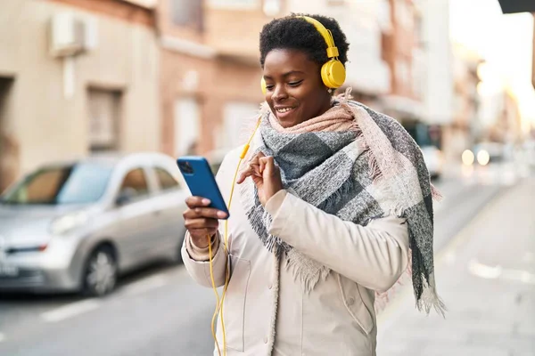 African American Woman Smiling Confident Listening Music Street — ストック写真