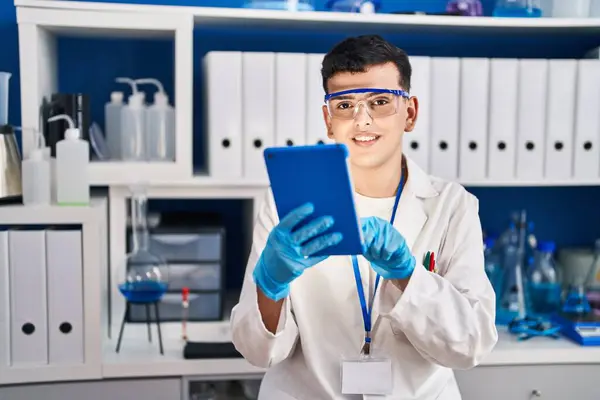 若いです非バイナリの男科学者笑顔自信を持って使用してタッチパッドで実験室 — ストック写真