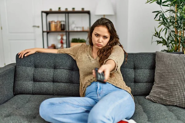Young Beautiful Hispanic Woman Watching Sitting Sofa Boring Expression Home — Stock Photo, Image