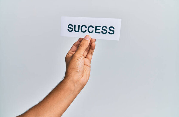 Рука кавказца держит бумагу со словом успеха на изолированном белом фоне