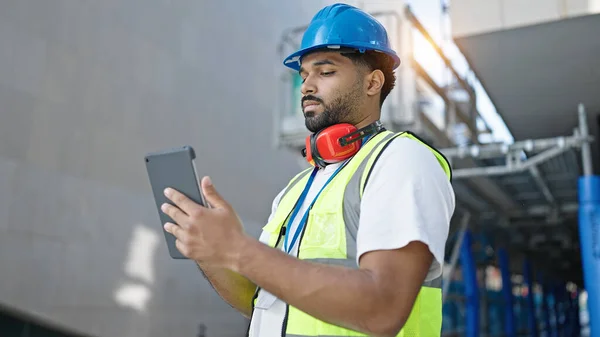 Hombre Afroamericano Constructor Usando Touchpad Calle —  Fotos de Stock