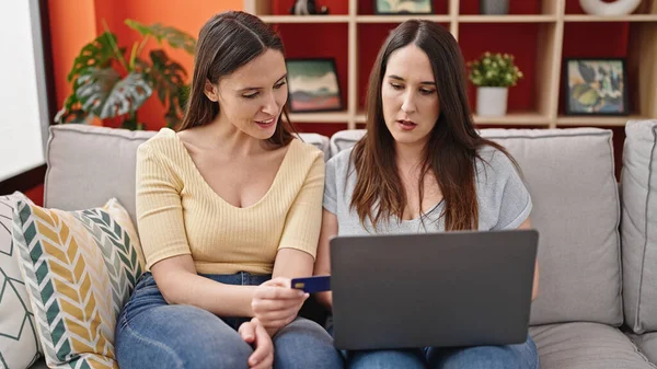 Dvě Ženy Sedí Pohovce Nakupování Notebookem Kreditní Kartou Doma — Stock fotografie