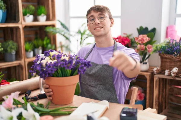 Çiçekçide Çalışan Beyaz Sarışın Bir Adam Seni Kamerayı Işaret Ediyor — Stok fotoğraf