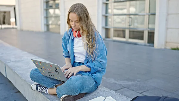 Fiatal Szőke Diák Használ Laptop Padon Egyetemen — Stock Fotó
