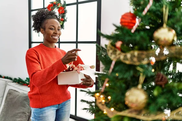 Afroamerikanerin Lächelt Selbstbewusst Weihnachtsbaum Hause Schmücken — Stockfoto