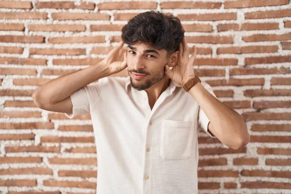 Homem Árabe Com Barba Sobre Tijolos Parede Fundo Tentando Ouvir — Fotografia de Stock