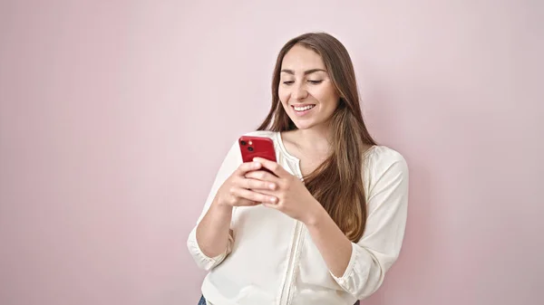 Νεαρή Όμορφη Ισπανόφωνη Γυναίκα Που Χρησιμοποιεί Smartphone Χαμογελώντας Απομονωμένο Ροζ — Φωτογραφία Αρχείου