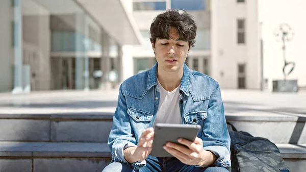 Joven Estudiante Hispano Usando Touchpad Sentado Las Escaleras Universidad —  Fotos de Stock
