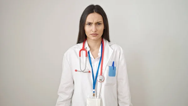 Jovem Bela Mulher Hispânica Médico Com Expressão Infeliz Sobre Fundo — Fotografia de Stock