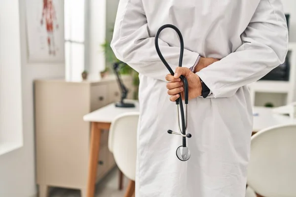 Junger Arabischer Mann Arztuniform Hält Stethoskop Klinik — Stockfoto