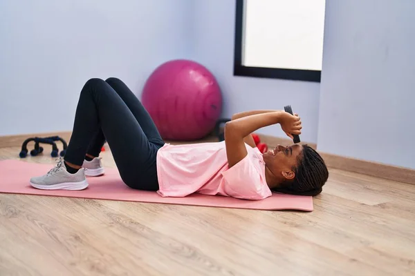 African American Woman Smiling Confident Training Abs Exercise Sport Center — стоковое фото