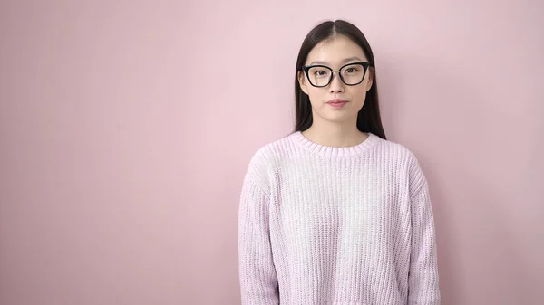 Mladá Číňanka Stojící Uvolněným Výrazem Izolovaném Růžovém Pozadí — Stock fotografie