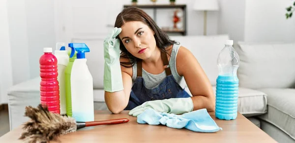 Joven Mujer Hispana Hermosa Apoyada Mesa Con Productos Limpios Casa —  Fotos de Stock
