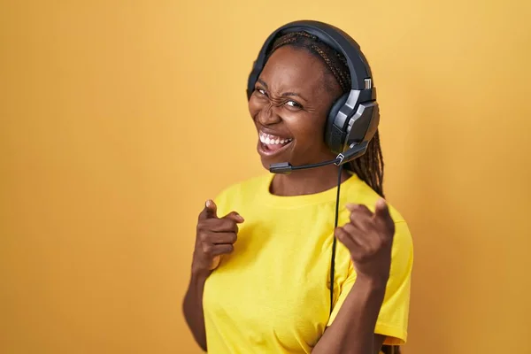 Africká Americká Žena Která Poslouchá Hudbu Pomocí Sluchátek Ukazujících Prstem — Stock fotografie