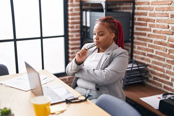 Afrika Kökenli Amerikalı Kadını Ofiste Şüpheli Ifadeyle Dizüstü Bilgisayar Kullanıyor — Stok fotoğraf