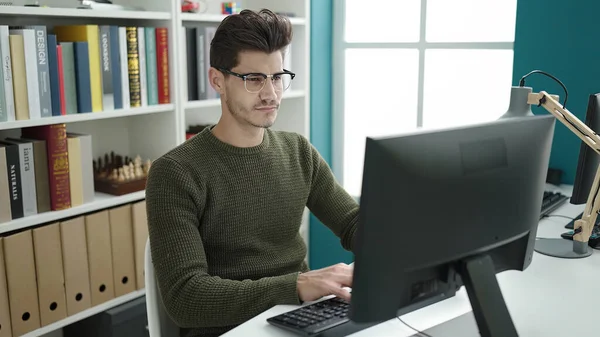 Young Hispanic Man Student Using Computer Studying Library University — Foto Stock
