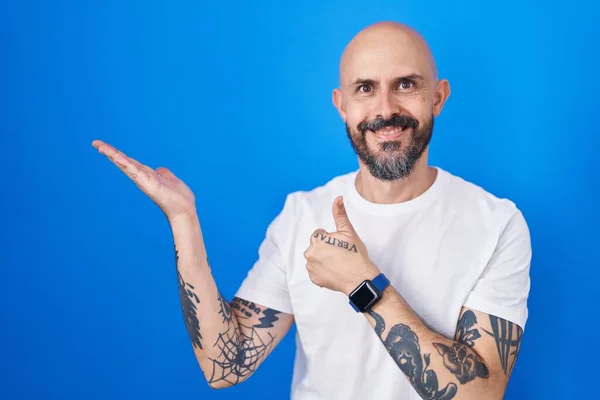 Homem Hispânico Com Tatuagens Sobre Fundo Azul Mostrando Palma Mão — Fotografia de Stock