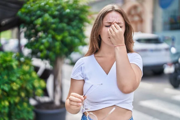 Young Blonde Woman Suffering Headache Standing Street — Stock Photo, Image
