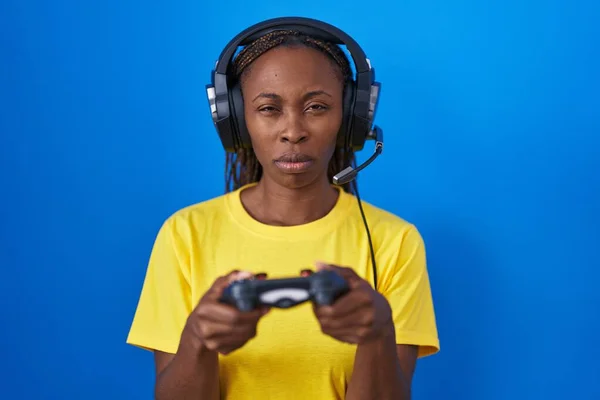 Femme Afro Américaine Jouant Des Jeux Vidéo Sceptique Nerveux Fronçant — Photo