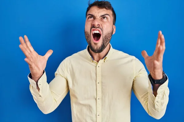 Pohledný Hispánec Stojící Nad Modrým Pozadím Šílený Šílený Křičící Křičící — Stock fotografie