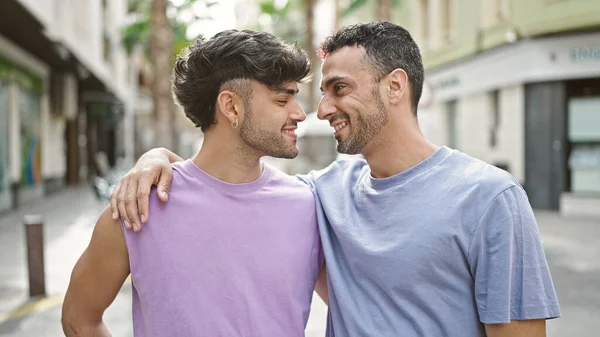 Dois Homens Casal Sorrindo Confiante Abraçando Uns Aos Outros Rua — Fotografia de Stock