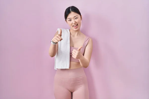 Китайская Молодая Женщина Спортивной Одежде Полотенце Одобряют Делать Позитивный Жест — стоковое фото