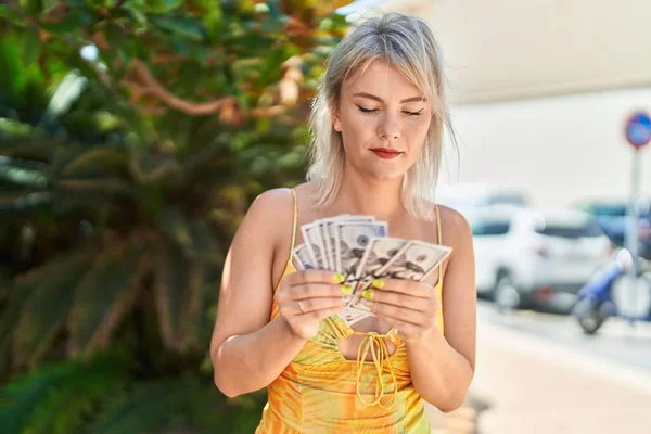 Mujer Rubia Joven Contando Dólares Parque — Foto de Stock