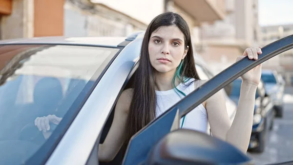 若い美しいですヒスパニック系の女性が通りに立って車のドアを開ける — ストック写真