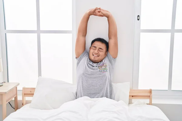 Молодой Китаец Просыпается Протянутыми Руками Спальне — стоковое фото