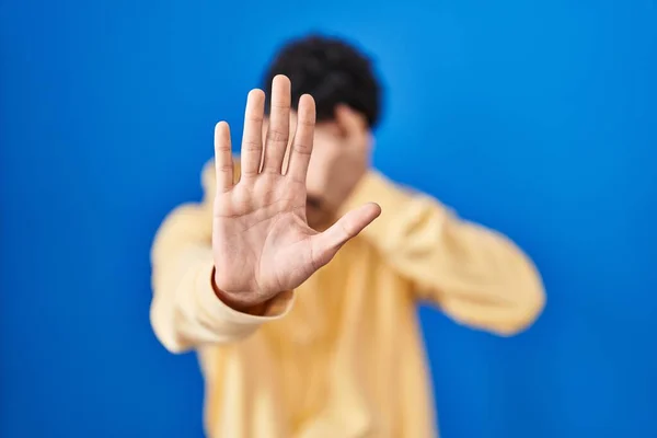Mavi Arka Planda Dikilen Spanyol Adam Elleriyle Gözlerini Kapatıyor Üzgün — Stok fotoğraf