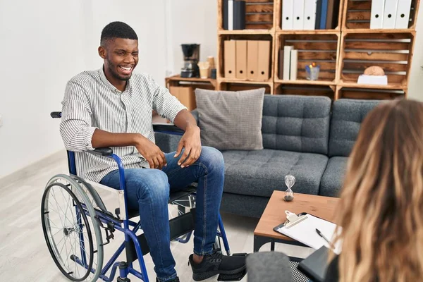 Afrikalı Amerikalı Bir Adam Tekerlekli Sandalyede Oturmuş Kameraya Bakıyor Seksi — Stok fotoğraf