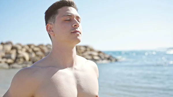 Νεαρός Ισπανός Τουρίστας Στέκεται Χαλαρή Έκφραση Αναπνέοντας Στην Παραλία — Φωτογραφία Αρχείου